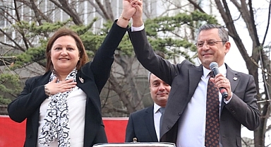 ÇOK KONUŞULACAK SİYASİ KULİS… ÖZGÜR ÖZEL, MANSUR YAVAŞ'IN YERİNE BURCU KÖKSAL'I MI HAZIRLIYOR?