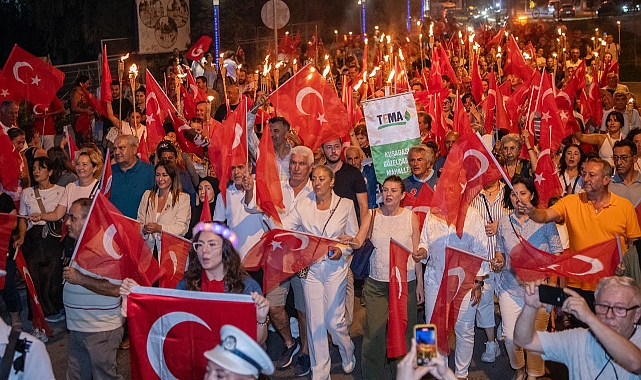 BİNLERCE KİŞİ KUŞADASI’NIN KURTULUŞU İÇİN YÜRÜDÜ