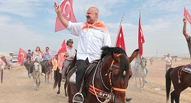 ŞAMPİYON ATLAR MENEMEN’DE YARIŞTI… PEHLİVAN 3 MÜJDE VERDİ…