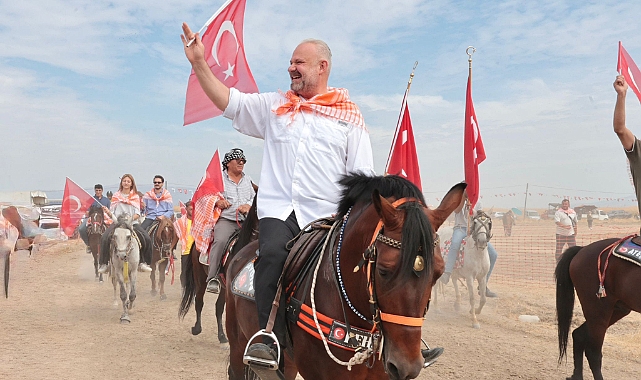 ŞAMPİYON ATLAR MENEMEN’DE YARIŞTI… PEHLİVAN 3 MÜJDE VERDİ…