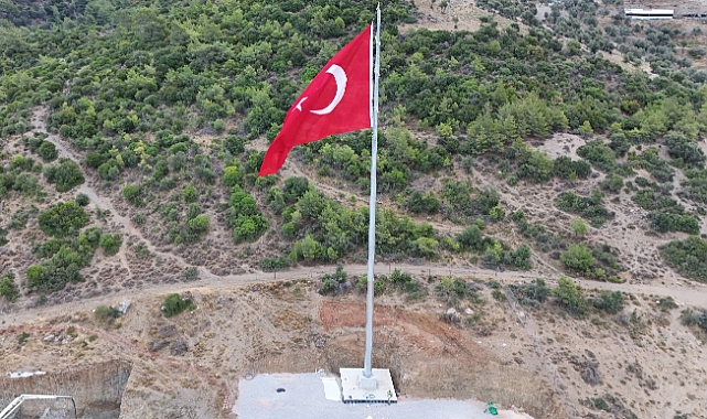 İZMİR'İN EN BÜYÜK TÜRK BAYRAĞI GELİYOR… İZTO VE İEÜ'DEN TARİHİ ADIM