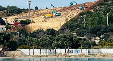 ÇEŞME'DE BÜYÜK KATLİAM… İŞ MAKİNELERİ AYA YORGİ KOYU'NA FENA DALDI