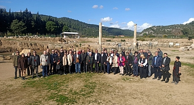 KLAROS ANTİK KENTİ, SAYA HOLDİNG DESTEĞİYLE YENİDEN DOĞUYOR: SIRADA SMYRNA VAR