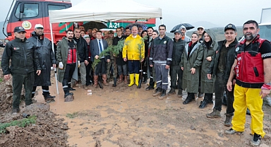 MENEMEN'DE YEŞİL VATAN İÇİN FİDAN DİKİMİ 