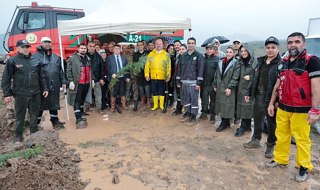 MENEMEN'DE YEŞİL VATAN İÇİN FİDAN DİKİMİ 