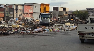 BUCA’DA MAHALLENİN ORTASINA ÇÖP DÖKTÜLER!