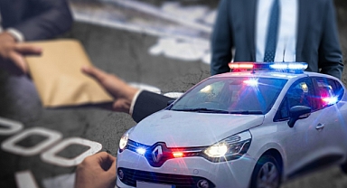 İZMİR'DE BOMBA OLAY… İŞ İNSANI ÇAKARLI POLİS ARACIYLA RÜŞVET ALMAYA GİTTİ, JANDARMAYA YAKALANDI…