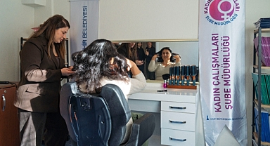 İZMİR’DE KADIN GÜÇLENDİRME DURAKLARINDA HEM SAÇ KESİMİ HEM BİLİNÇLENDİRME EĞİTİMİ