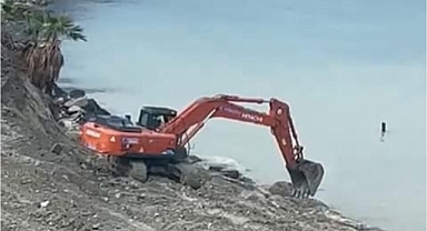 İZMİRLİ ÜNLÜ ŞİRKETİN KUŞADASI’NDAKİ İNŞAATINDA ŞOK GÖRÜNTÜ: KIYIYA KEPÇE İLE MÜDAHALE