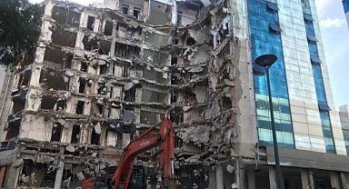 KENT MERKEZİNDE ÇELİK KONSTRÜKSİYONLU YIKIM: İSMİRA OTEL YENİLENİYOR