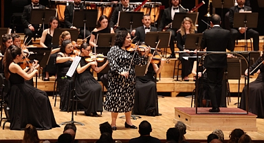 İZMİR ODA ORKESTRASI DÜNYACA ÜNLÜ KEMAN SANATÇISI KÜDEN İLE AYNI SAHNEDE 